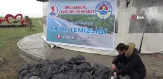 Üniversite öğrencilerinden eksi 2 derecede sahil temizliği