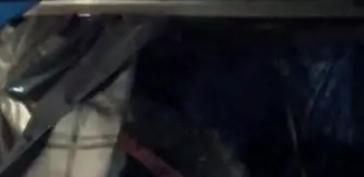 Yamaçtan kopan dev kaya parçası iki tırı kullanılmaz hala getirdi