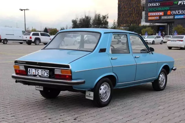 Dede yadigarı otomobiline gözü gibi bakıyor! 1979 model aracı garajından çıkarmıyor