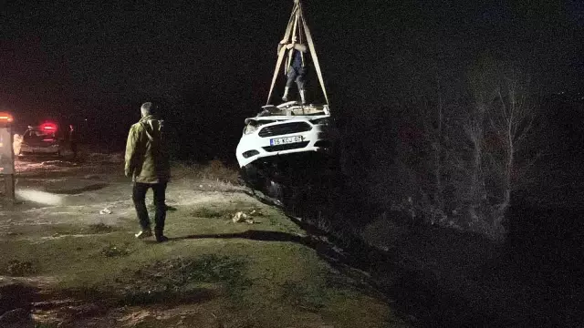 İçinde kadınların olduğu araç dereye uçtu: 2 yaralı