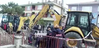 Keçiören'de kanalizasyon çalışması sırasında yol çöktü