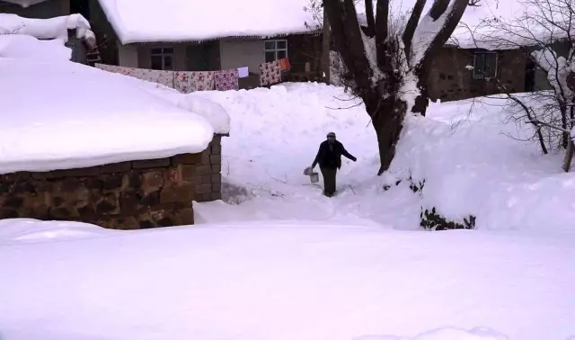 Muş'ta kar kalınlığının 1,5 metreye ulaştığı köyde kardan tüneller oluştu