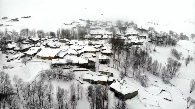 Muş'ta kar kalınlığının 1,5 metreye ulaştığı köyde kardan tüneller oluştu