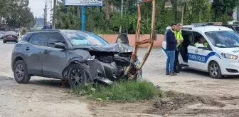 Adana'da kontrolden çıkan cip elektrik direğine çarptı