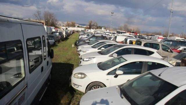 Çürümeye terk edilen otomobiller! Değerleri milyonları buluyor
