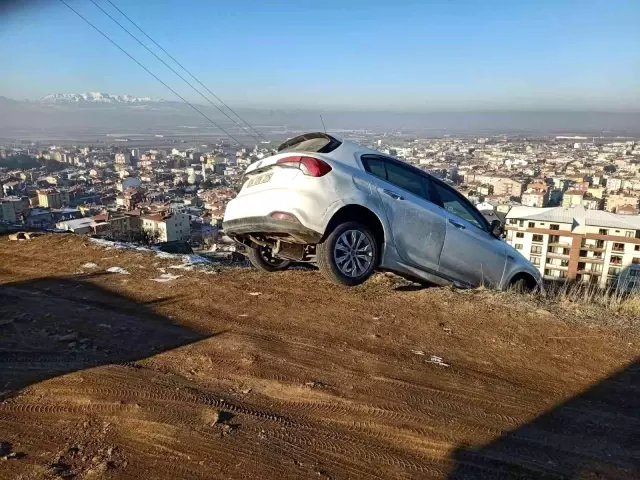 Fizik kurallarını sorgulatan kaza! Kayalıklara takılarak askıda kaldı