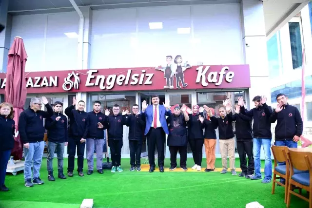 Yemek yerken nefes borusu tıkanan küçük çocuğu, kafe personeli kurtardı