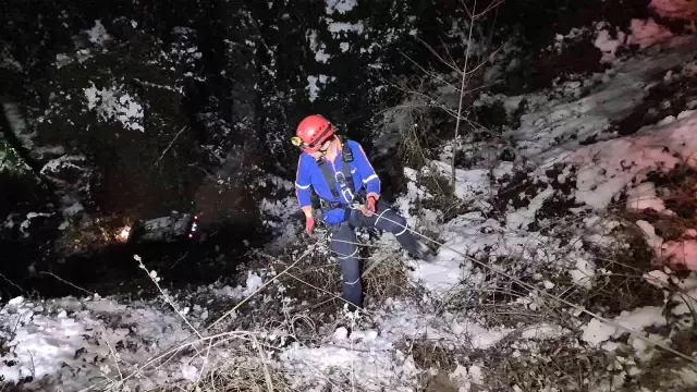 Yoldan çıkan otomobil 30 metrelik uçuruma yuvarlandı: 2 ölü