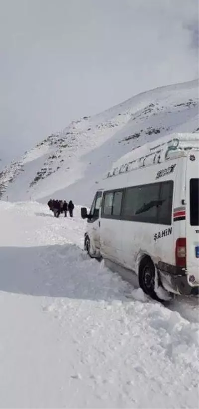 Hakkari'de çığ paniği! Çok sayıda araç ve vatandaş mahsur kaldı