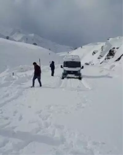 Hakkari'de çığ paniği! Çok sayıda araç ve vatandaş mahsur kaldı