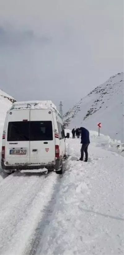 Hakkari'de çığ paniği! Çok sayıda araç ve vatandaş mahsur kaldı