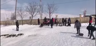 Güroymak'taki köy okulunda 'kızak şenliği' düzenlendi