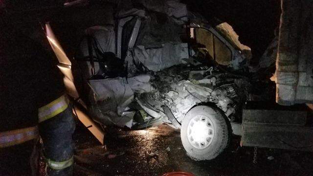 Gece vakti korkunç kaza! Önündeki kamyona çarpan minibüs sürücüsü feci şekilde can verdi Gece vakti korkunç kaza! Önündeki kamyona çarpan minibüs sürücüsü feci şekilde can verdi