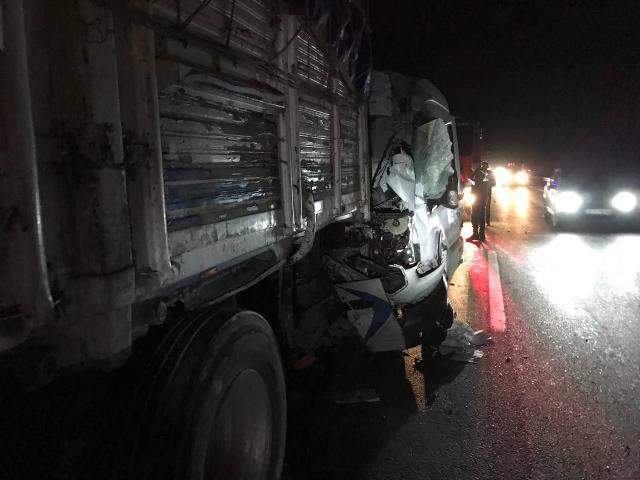 Gece vakti korkunç kaza! Önündeki kamyona çarpan minibüs sürücüsü feci şekilde can verdi Gece vakti korkunç kaza! Önündeki kamyona çarpan minibüs sürücüsü feci şekilde can verdi