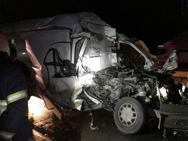 Gece vakti korkunç kaza! Önündeki kamyona çarpan minibüs sürücüsü feci şekilde can verdi Gece vakti korkunç kaza! Önündeki kamyona çarpan minibüs sürücüsü feci şekilde can verdi