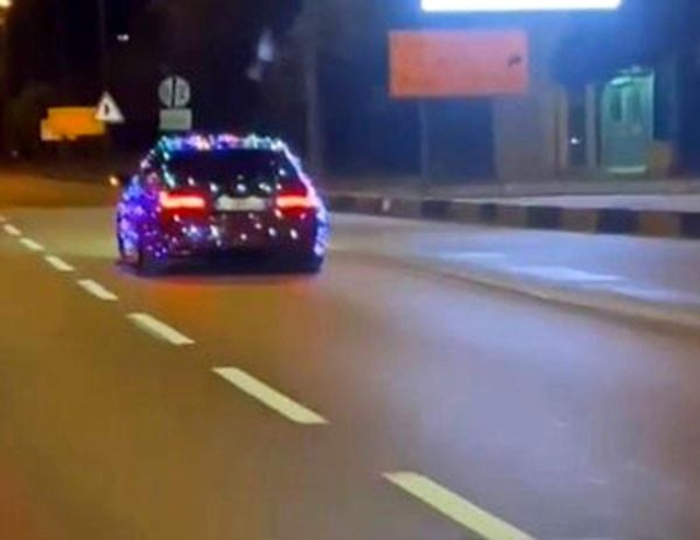 Görenler hayrete düştü! Disko topuna dönen lüks aracıyla polisten kaçamadı Görenler hayrete düştü! Disko topuna dönen lüks aracıyla polisten kaçamadı