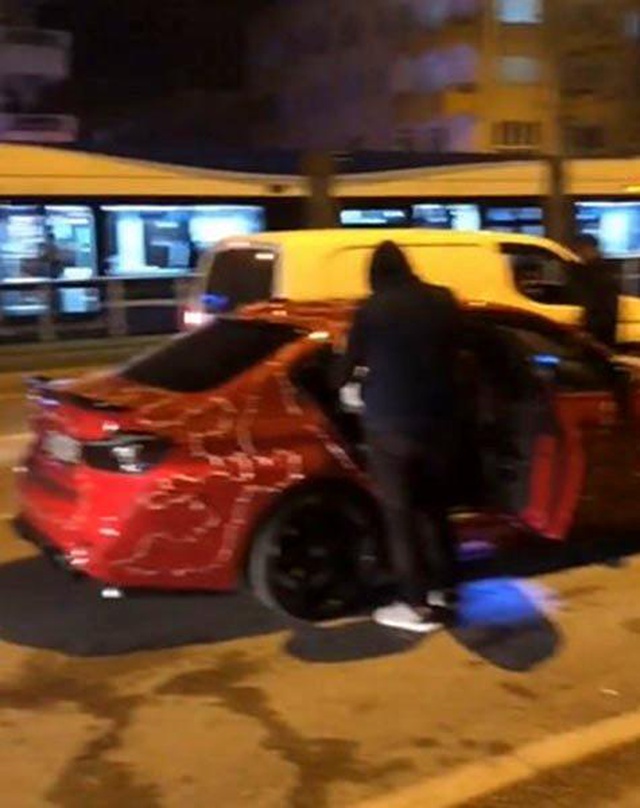 Görenler hayrete düştü! Disko topuna dönen lüks aracıyla polisten kaçamadı Görenler hayrete düştü! Disko topuna dönen lüks aracıyla polisten kaçamadı