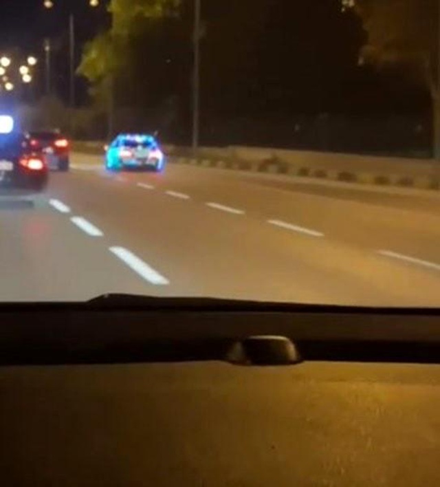Görenler hayrete düştü! Disko topuna dönen lüks aracıyla polisten kaçamadı Görenler hayrete düştü! Disko topuna dönen lüks aracıyla polisten kaçamadı