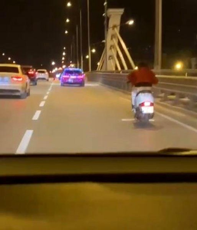 Görenler hayrete düştü! Disko topuna dönen lüks aracıyla polisten kaçamadı Görenler hayrete düştü! Disko topuna dönen lüks aracıyla polisten kaçamadı