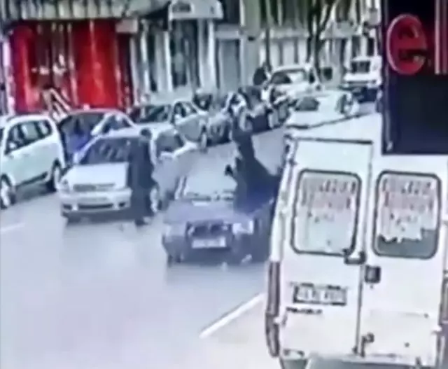 Kaza değil, cinayete teşebbüs! Trafikte faciaya dönüşen o anlar saniye saniye kamerada