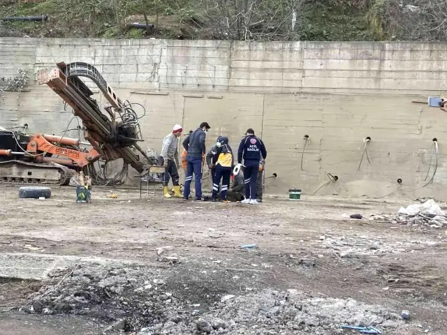 İnşaat işçisinin attığı çivili tahta arkadaşının başına saplandı