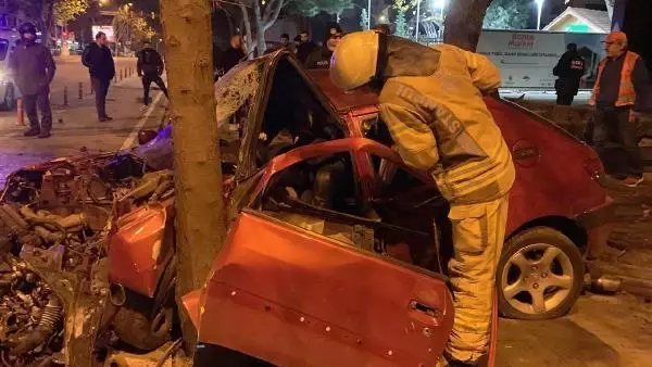 Son dakika haberleri! Bağdat Caddesi'nde kaza; 1 kişi otomobil içerisinde sıkıştı