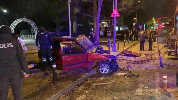 Son dakika haberleri! Bağdat Caddesi'nde kaza; 1 kişi otomobil içerisinde sıkıştı