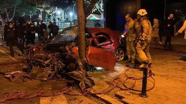 Bağdat Caddesi'ni savaş alanına çeviren kaza! Otomobilde sıkışan sürücü için seferber oldular