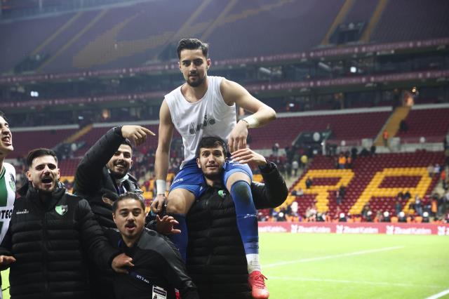 Her şeyi anlatan fotoğraf! Herkes Galatasaray'ı durduran kaleciyi konuşuyor, geçen yıl da aynısını yapmış