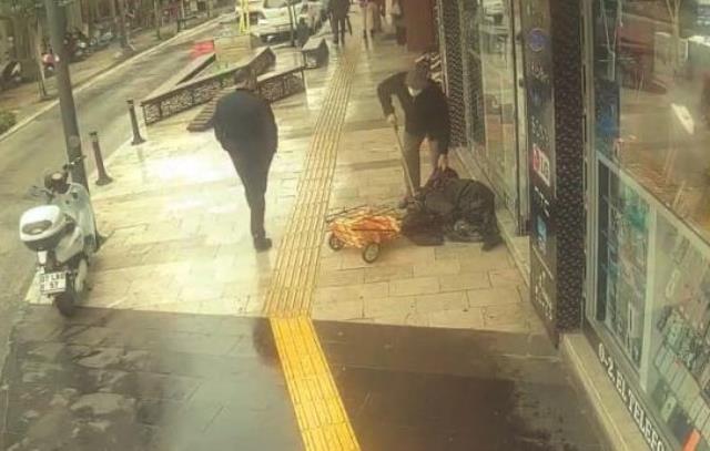 Sokakta yere yığılıp kalan yaşlı kadının eşi ne yapacağını bilemedi! Yoldan geçenlerin duyarsızlığı pes dedirtti