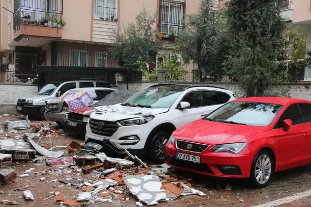 Antalya'yı şiddetli fırtına vurdu! Uçan çatı araçların üzerine düştü, ortalık savaş alanına döndü