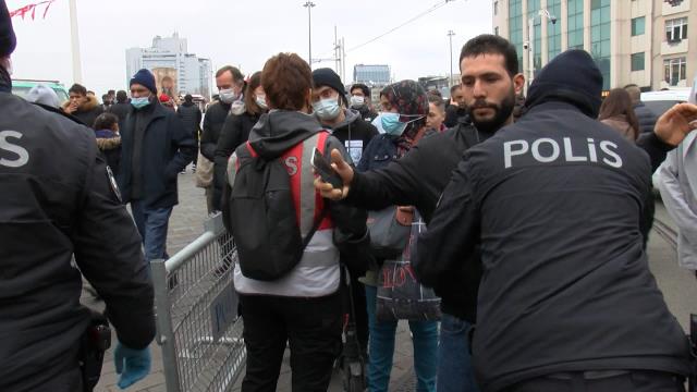 Taksim'de yılbaşına saatler olmasına rağmen kalabalık dikkat çekti! Polis herkesi tek tek aradı