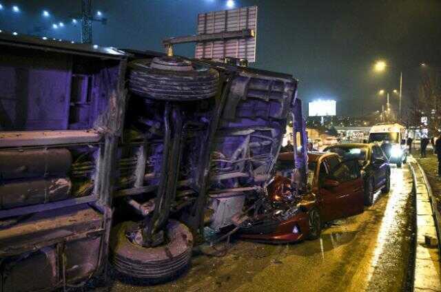 Ankara'da EGO otobüsü araçların üzerine devrildi: 16 yaralı