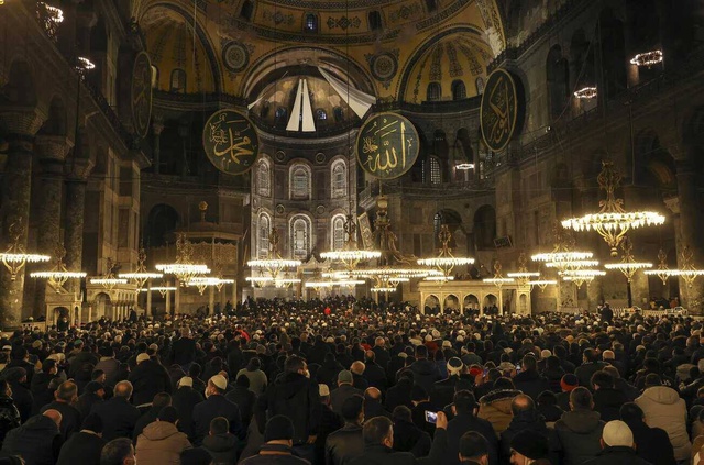 Diyanet İşleri Başkanı Erbaş'ın çağrı yaptı, vatandaşlar sabah namazında Ayasofya'ya akın etti Diyanet İşleri Başkanı Erbaş'ın çağrı yaptı, vatandaşlar sabah namazında Ayasofya'ya akın etti