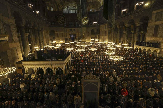 Diyanet İşleri Başkanı Erbaş'ın çağrı yaptı, vatandaşlar sabah namazında Ayasofya'ya akın etti Diyanet İşleri Başkanı Erbaş'ın çağrı yaptı, vatandaşlar sabah namazında Ayasofya'ya akın etti