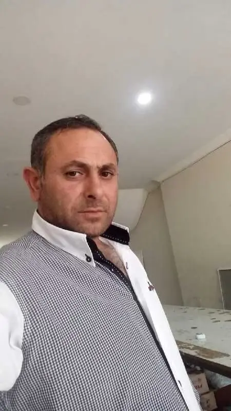 Kontrolden çıkan kamyonet direğe çarptı, sürücü camdan yola fırladı! Feci kaza kamerada