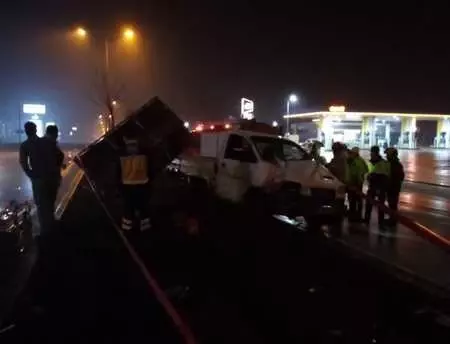 Kontrolden çıkan kamyonet direğe çarptı, sürücü camdan yola fırladı! Feci kaza kamerada