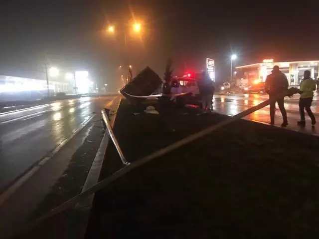 Kontrolden çıkan kamyonet direğe çarptı, sürücü camdan yola fırladı! Feci kaza kamerada