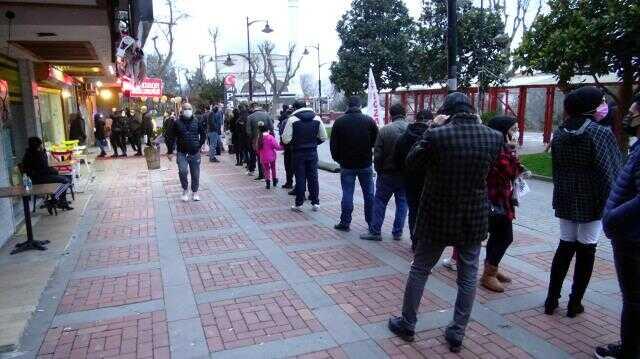 Görüntü İstanbul'dan! Nöbetçi eczane yetersizliğinden kuyruklar oluştu, vatandaşlar isyan etti