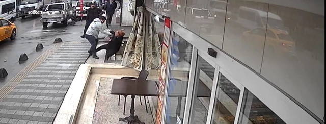Son dakika haberleri... İstanbul'da kıskanç koca dehşeti kamerada: Yumrukladığı karısını merdivenlerden yuvarladı
