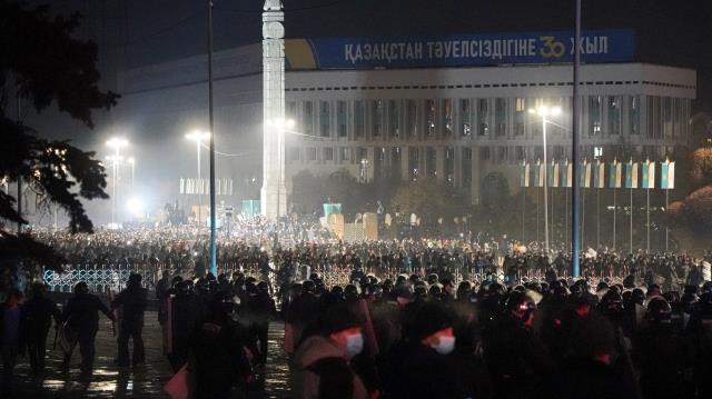 Kazakistan'da hükümeti istifa ettiren protestolar sonrası akaryakıt ve gıda fiyatlarına devlet düzenlemesi getirildi