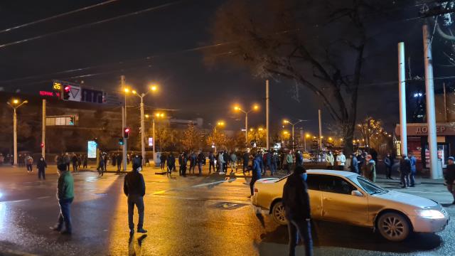 Kazakistan'da protestocular Nazarbayev'in heykelini yıkmaya çalıştı, çatışmalar dinmeyince OHAL ilan edildi