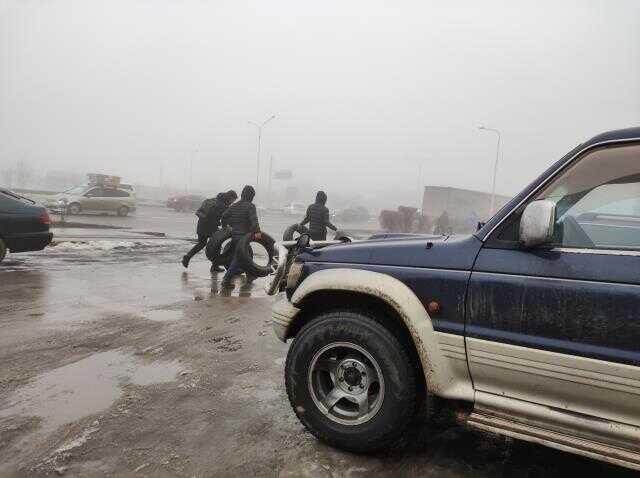 Kazakistan'da protestocular Nazarbayev'in heykelini yıkmaya çalıştı, çatışmalar dinmeyince OHAL ilan edildi