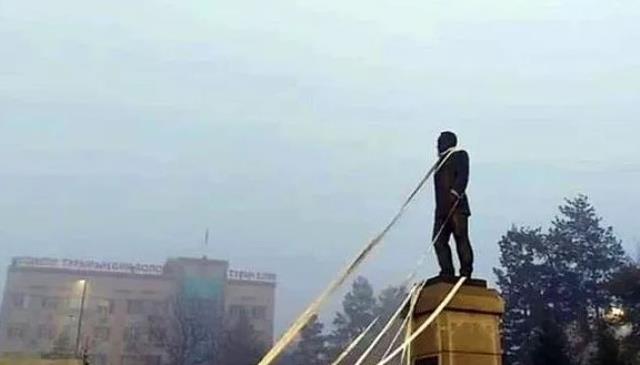 Kazakistan'da protestocular Nazarbayev'in heykelini yıkmaya çalıştı