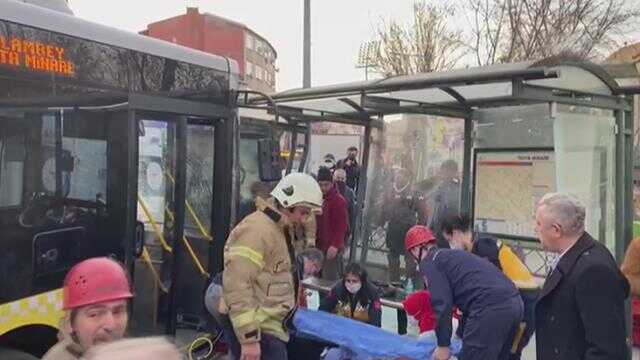 Son Dakika! İstanbul Eyüpsultan'da İETT otobüsü durağa daldı, çok sayıda yaralı var Son Dakika! İstanbul Eyüpsultan'da İETT otobüsü durağa daldı, çok sayıda yaralı var
