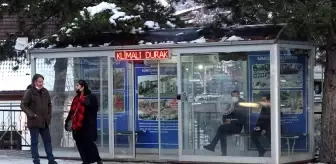 Gümüşhane'de klimalı duraklar soğuk kış aylarında vatandaşların imdadına yetişiyor