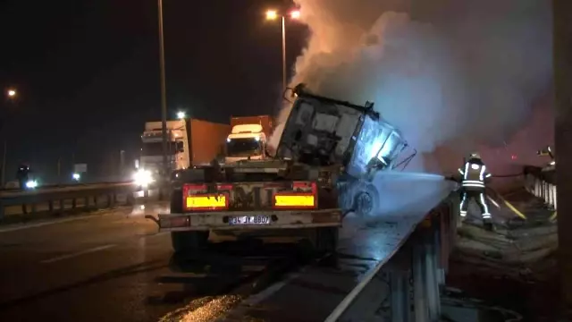 İşçi servisinden kaçarken park halindeki araca çarpan tır, alev topuna döndü