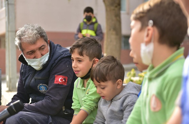 Mahallenin çocukları birleşip kaldırım çalışması yapan belediye ekiplerine yardım etti Mahallenin çocukları birleşip kaldırım çalışması yapan belediye ekiplerine yardım etti