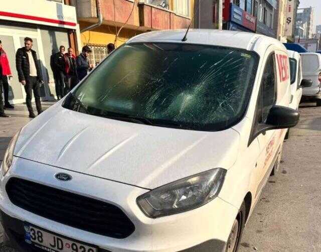 Kimse ne yaptığına anlam veremedi, taşla arabaların camını kırdı Kimse ne yaptığına anlam veremedi, taşla arabaların camını kırdı
