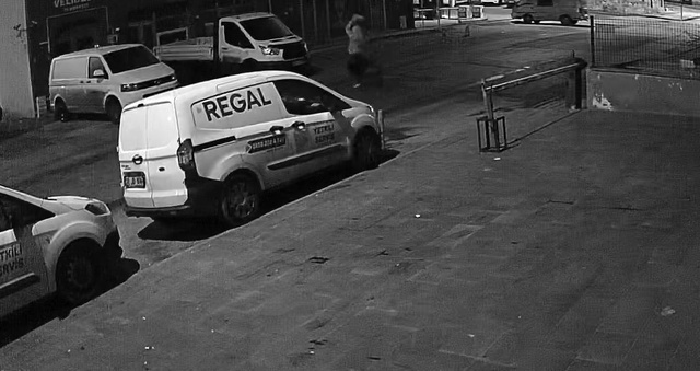 Kimse ne yaptığına anlam veremedi, taşla arabaların camını kırdı Kimse ne yaptığına anlam veremedi, taşla arabaların camını kırdı